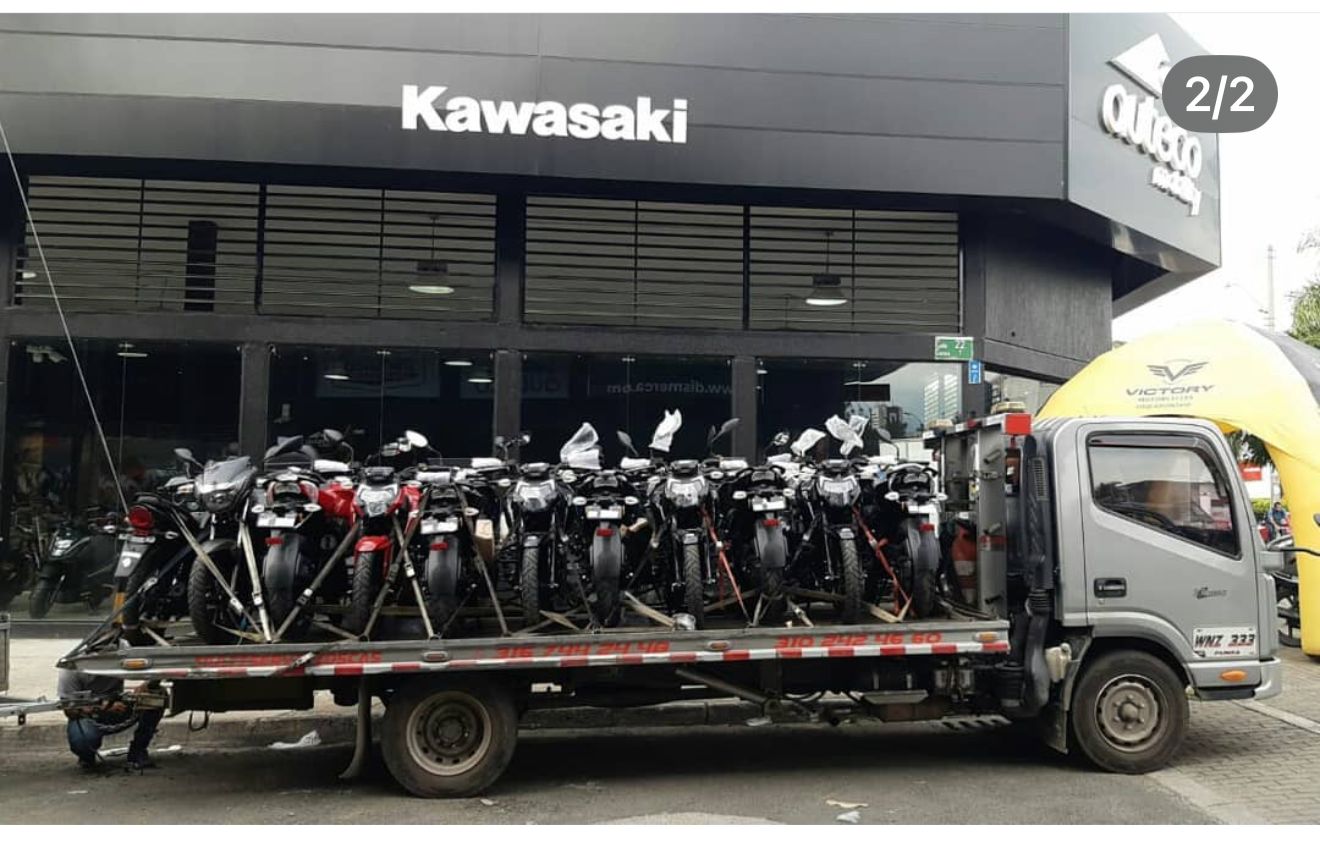 Flota trasladando motocicletas para concesionario